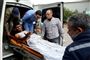 En palæstinenser, der er såret under israelsk beskydning søndag ved grænsen mellem Gaza og Israel, gestikulerer, mens han bringes til et hospital i den palæstinensiske enklave.