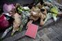Blomster og hilsner på Hejrevej i København november 2018. Tidligere bandeleder Nedim Yasar blev skudt 19. november 2018. To mænd, der er tiltalt for drabet, nægter sig skyldige.