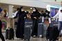 Rejsende iført ansigtsmasker ankommer med fly i Dubai International Airport. Nu er alle fly til og fra Iran - med undtagelse af Teheran - suspenderet. (Arkivfoto)