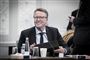 Skatteminister Morten Bødskov (S) siger torsdag, at regeringen ikke vil diskutere elbilafgifter før en nedsat kommission er kommet med sine anbefalinger.