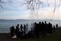 Migranter fra Afghanistan forsøger at få varmen på Lesbos.