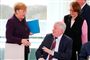 Tysklands indenrigsminister irettesatte venligt forbundskansler Angela Merkel, da hun mandag ville udveksle et håndtryk med ham. 
