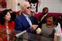 Joe Biden besøgte tirsdag en isbutik i Los Angeles i Californien, hvor der er hele 415 delegerede på spil.