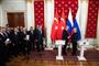 Der blev torsdag aften indgået en aftale om våbenhvile i den syriske provins Idlib mellem Ruslands præsident, Vladimir Putin, og Tyrkiets præsident, Recep Tayyip Erdogan. Før våbenhvilen trådte i kraft, dræbte Tyrkiet 21 syriske regeringssoldater, oplyser Tyrkiet natten til fredag.