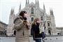 To turister fra Argentina besøgte tidligere på ugen Piazza Duomo i Milano, hvor der er langt mellem turisterne.
