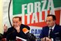Alberto Cirio(th.), der her ses sammen med landets tidligere premierminister og partifælle Silvio Berlusconi, er blevet smittet med corona. (Arkivfoto)