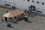 Der stod sundhedsmedarbejdere iført kitler, handsker og ansigtsmasker klar til at tage imod de første virusramte passagerer fra krydstogtskibet "Grand Princess" i Californien natten til tirsdag dansk tid.