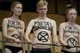 Klimaaktivister afbrød kortvarigt tirsdagens spørgetime med statsminister Mette Frederiksen (S) i Folketinget. Statsministeren fokuserede udelukkende på situationen med coronavirus i sit indlæg.