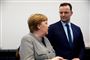 Forbundskansler Angela Merkel ankommer til tirsdagens CDU-møde sammen med sundhedsminister Jens Spahn, der har det overordnede ansvar for indsatsen mod coronavirusset.