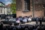 Anne og Anders Holch Povlsen med datter lyttede til sang og kiggede mod kisterne foran Aarhus Domkirke efter begravelsen af de tre danske ofre for bombeangrebet i Sri Lanka.