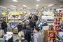 Folk er på indkøb og der er tomme hylder i Netto i efter statsministerens pressemøde onsdag aften.
