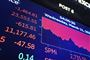 Aktiekurserne på Wall Street i New York tog et stort dyk onsdag, og nedturen blev forstærket af udmelding fra WHO om virusudbrud.