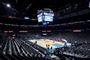 Den amerikanske basketball-liga NBA suspenderer med virkning fra torsdag alle kampe, efter at en spiller fra Utah Jazz onsdag er blevet testet positiv for Covid-19.
