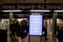 Skilte i byen New Yorks metro minder folk om de råd, der skal hindre spredningen af coronavirus. (Arkivfoto)