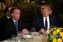 Bolsonaro (t.v.) var lørdag til middag med USA's præsident, Donald Trump, på Trumps feriested Mar-a-Lago i Palm Beach, Florida.