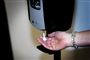 Danskerne spritter hænder i stor stil for at undgå smitte med coronavirus. To tredjedele af danskerne siger i en ny rundspørge, at de spritter og vasker hænder mere nu, end før coronavirus var konstateret i Danmark. (Arkivfoto)