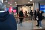 Den danske grænse ved Københavns Lufthavn Kastrup lørdag. Journalist bruger en mikrofon på en stang for at mindske smitterisikoen.