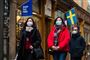 Turister med ansigtsmasker på tur gennem den gamle bydel i Stockholm.