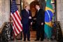 Trump giver hånd til Brasiliens præsident, Jair Bolsonaro, før en arbejdsmiddag sidste uge i Florida, 7. marts.