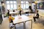 På Fredericia Realskole mødte ganske få elever op, dagen efter at regeringen meldte ud, at skoler ville blive lukket mandag. Her er 5 ud af 40 elever i skolens 0. klasser er rykket sammen i ét klasseværelse. Resten blev hjemme. (Arkivfoto).
