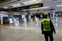 Medlemmer af det spanske militær desinficerer den internationale lufthavn ved Malaga og Costa del Sol i forbindelse med de 15 dages nødplan, der mandag er trådt i kraft.