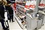 I sidste uge lukkede supermarkederne hylderne med bland selv-slik. Nu er turen kommet til køen omkring kassen, hvor tape skal fortælle kunderne, at de skal holde afstand.