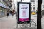 Et reklameskilt i Stockholm tilråder folk at blive hjemme, hvis de nyser, hoster eller føler sig utilpas.
