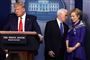 Vicepræsident Mike Pence veksler et par ord med Det Hvide Hus' koordinator i Corona-indsatsen, Deborah Birx, mens præsident Donald Trump tager sig af pressebriefingen onsdag i Det Hvide Hus.