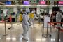 Soldagter fra en særlig enhed i Spaniens hær desinficerer lufthavnen i Barcelona-El Prat for at bremse smitten med coronavirus.