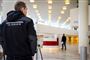 Indgangene til Herlev Hospital blev mandag bemandet med vagter for at undgå tyveri af håndsprit og andre værnemidler. (Arkivfoto)