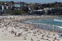 Trods risiko for smittespredning tilbragte tusindvis af mennesker fredag dagen på Bondi Beach i Sydney.