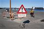 Langs hele havnen i Aalborg er der opsat advarselsskilte om forsamlingsforbuddet og med opfordring til at holde afstand til hinanden.