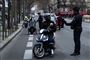 Fransk politi stoppede lørdag trafikanter i Paris, hvor der - som i resten af landet - blev indført udgangsforbud tidligere på ugen i et forsøg på at bremse coronasmitten. Titusinder af politifolk er i gaderne, hvor de udsteder bøder på 135 euro (1000 kroner) til enhver, der ikke har en gyldig grund til at være ude.