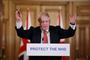 Storbritanniens premierminister, Boris Johnson, taler på et pressemøde søndag om den igangværende coronakrise.