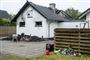 Brandteknikere og folk fra Beredskabstyrelsen var i maj 2019 i gang med at undersøge brandstedet på Bytoften i Blåvand. Nu skal sagen mod en 20-årig tysk statsborger for retten. (Arkivfoto)