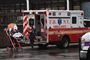 En ældre kvinde ankommer til Langone Health Center i New York, som er en af de delstater med et højt antal coronasmittede.