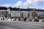 Med en ny hastelov vil politiet kunne forbyde adgang til områder, hvor man har mistanke om, at mange mennesker vil samles. Tidligere har politiet fremhævet eksempelvis Dronning Louises Bro i København, som et af de områder, hvor mange mennesker samles, når solen skinner. (Arkivfoto).