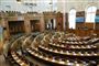 Folketinget behandler forslag fra regeringen om corona-hastelovgivning i en næsten tom folketingssal på Christiansborg.