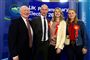 Stephen Kinnock poserer med sin far, Neil Kinnock, og sin kone, Helle Thorning-Schmidt.