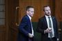 Venstres Kristian Jensen (tv.) og partiformand Jakob Ellemann-Jensen (th.) er blevet enige om, at førstnævnte igen skal have udvalgsposter i Folketinget. (Arkivfoto)