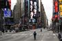 Et par cyklister krydser den stort set tomme Times Square i New York tirsdag.