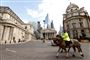 Politi til hest patruljerer i gaderne omkring Bank of England i hovedstaden London.