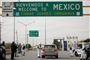 Mexicanske færdselsbetjente deler foldere med information om coronasmitten ud til bilister, der krydser grænsen fra USA til Mexico. Kritikere af den mexicanske regerings tilgang siger, at alt for få bliver testet, og at antallet af smittede derfor reelt er langt større, end de officielle tal viser.