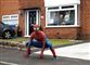 Se billederne: Spider-mand spreder glæde under corona-nedlukning