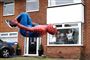 Se billederne: Spider-mand spreder glæde under corona-nedlukning
