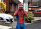 Se billederne: Spider-mand spreder glæde under corona-nedlukning