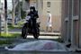 En motorcykelbetjent holder ved et lig i en gade i Gyauaquil, der er hårdt plaget af coronapandemien.