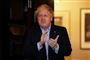 Premierminister Boris Johnson er en af de knap 40.000 briter, der foreløbig er testet positiv for coronavirus i Storbritannien. Hans rådgivere vurderer, at landet tidligst i udgangen af maj kan påbegynde en kontrolleret genåbning af samfundet. Her ses Boris Johnson uden for sin embedsbolig, hvor han sammen med tusindvis af andre londonboere klappede af det britiske sundhedspersonale. (Arkivfoto)