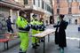Kommunalt ansatte delte lørdag masker ud på Rialto-markedet i Venedig, der som andre markeder over hele Italien er lukket under coronakrisen.