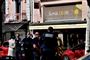 Politiet står her på gaden i Romans-sur-Isère, hvor blandt andet flere butiksansatte blev angrebet.